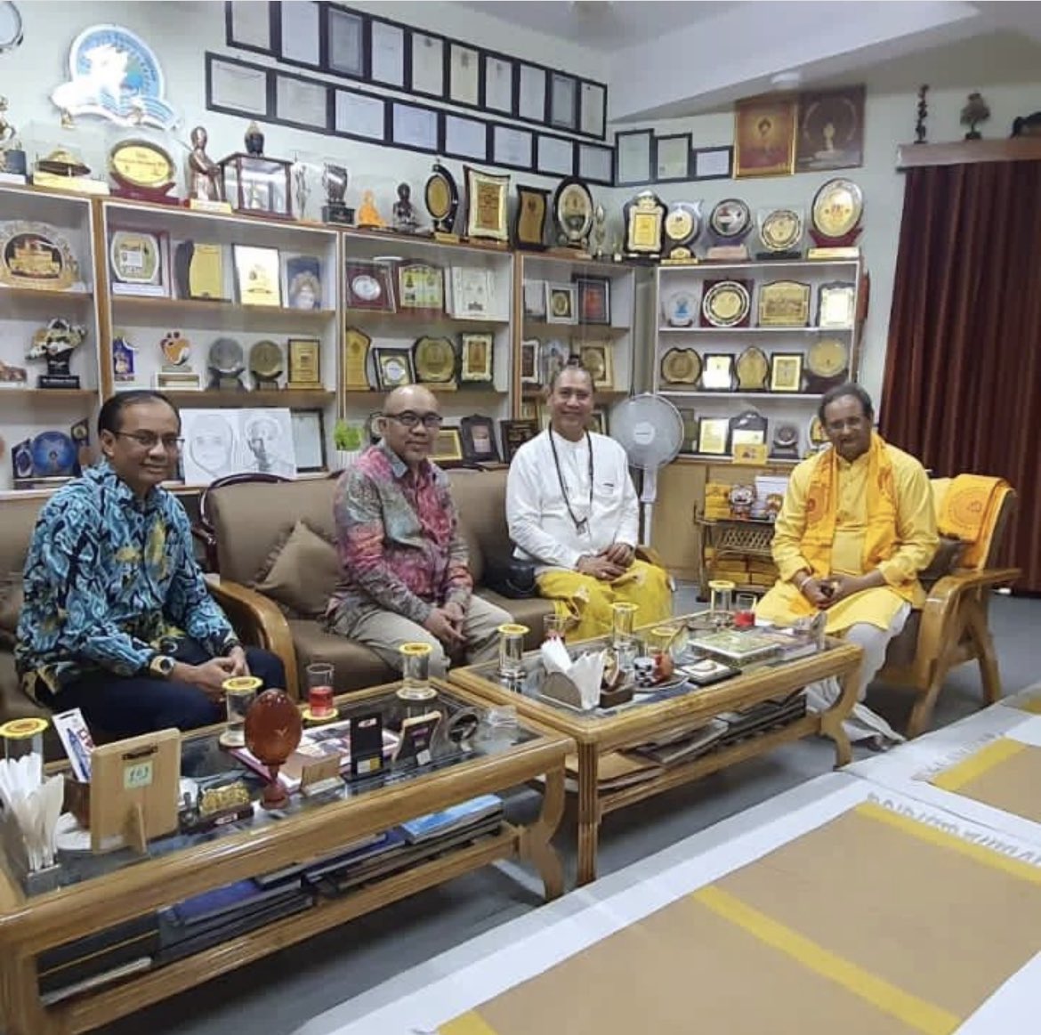 H. E. Dadang Hidayat Ji (Minister Counsellor, Economic Affairs), H. E. Mochammad Rizki Safary Ji (Minister Counsellor, Political Affiars) from the Embassy of Indonesia in India visited the University