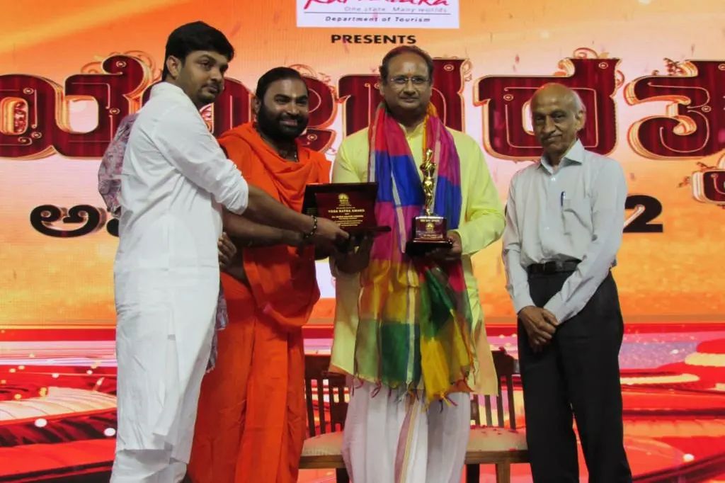 Shrasha Yoga Sansthan invited respected Dr Pandya and honoured him with the Yoga Ratna Award