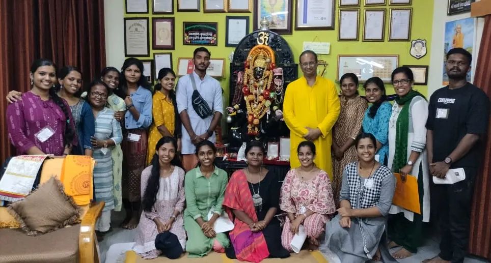 Faculty and Students of Meenchanda Government School, Kerala arrived in the university campus.