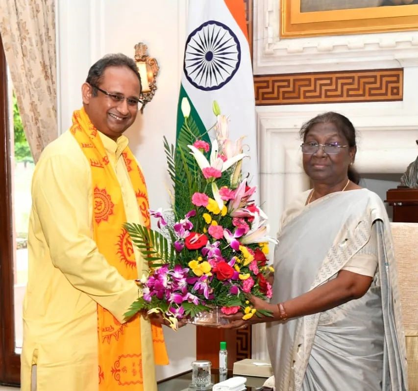 Dr. Chinmay Pandya ji paid a courtesy call on Mrs. Draupadi Murmu ji, Hon’ble President of India at Rashtrapati Bhavan