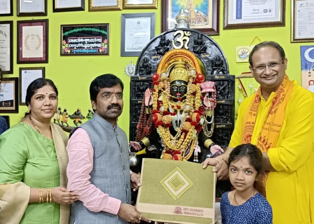 Shri Balraj Ji and family arrived on the university campus – the Central BJP Coordinator (TS) and Incharge, BJP Headquarters, New Delhi